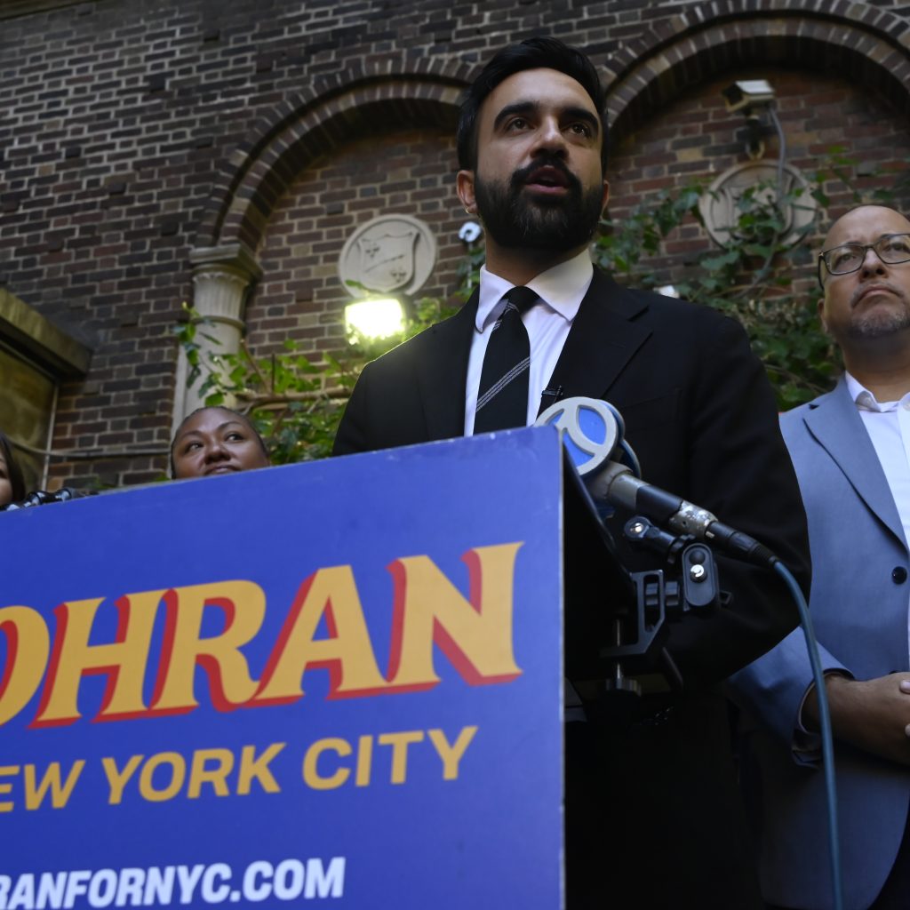 CA Gov Warns NYC Mayor on Trump Ties